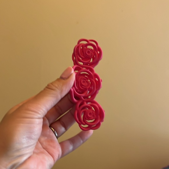 Matte Large Cutout Flower Petal Hair Claw Clip in Hot Pink - Picture 4 of 8